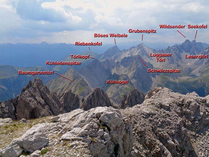 Panorama vom Hochstadel gegen Westen; durch dieses Gipfelgewirr führt der berühmte Dreitörlweg zur Karlsbader Hütte hinüber