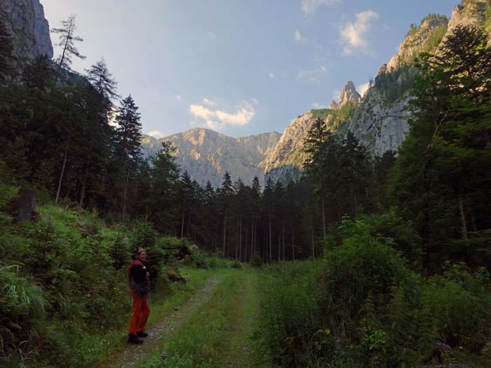 schon der Zustieg führt durch eine unwirkliche Felsenlandschaft: Unterer Ring gegen Severinkogel, rechts der markante Heuschober