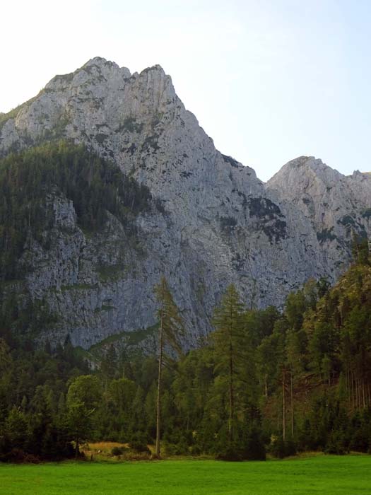 wo sich die Vordere Höll teilt, tritt die Adlermauer in Erscheinung, ein markanter Vorgipfel der Hohen Weichsel