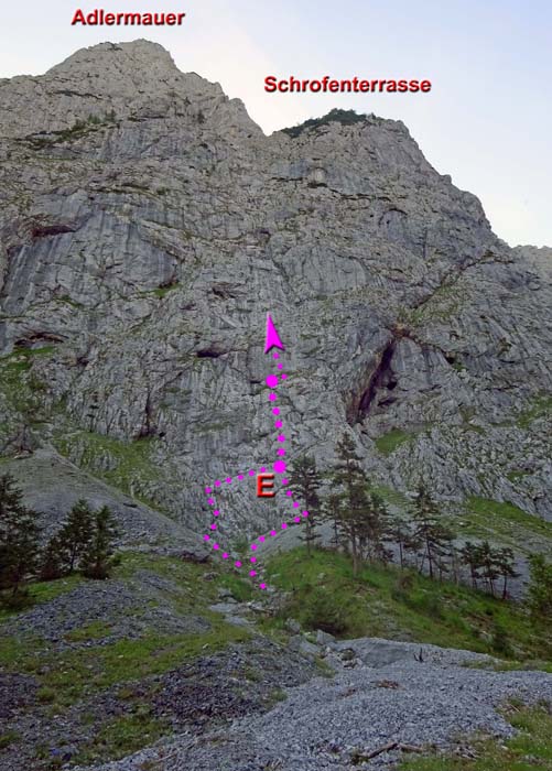 gegenüber, an der linken Talwand, gibt es mittlerweile ohne großen Zustieg drei moderne, gebohrte Routen an der Adlerwand-Westwand zur Auswahl; hier der Einstieg zur leichtesten: Wasser ist Leben, 7- (6/A0)