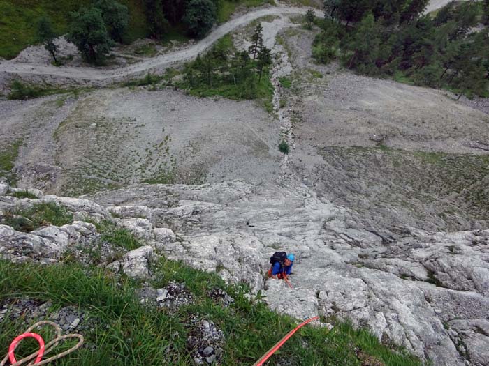 Ulli erreicht den 1. Stand. Die Route endet an sich nach 7 SL, kann jedoch über die Füz Bappn Buam (7+) oder den oberen Teil von Gandalf bis zum Gipfel der Adlerwand verlängert werden, wobei man dann auf gut 20 SL kommt. Zitate Erstbegeher: gewaltige Felsfahrt, großes Abenteuer, herber Charakter, oben keine Fluchtmöglichkeiten. - Auch der Abstieg ein Abenteuer für sich, kein Normalweg!