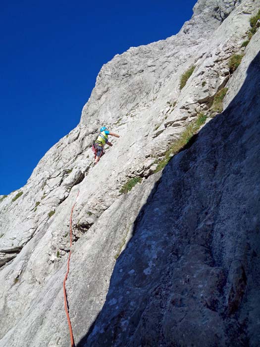 in der 3. SL klettert Erich auf einen beeindruckenden Plattenschild hinaus, ...