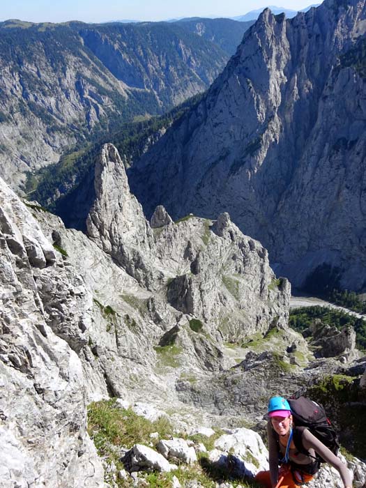 aus der Scharte über ein Gratstück zu einem senkrechten Aufschwung; gegenüber die 800 m hohe Adlermauer mit wenigen Abenteuerrouten bis zum oberen 7. Grad