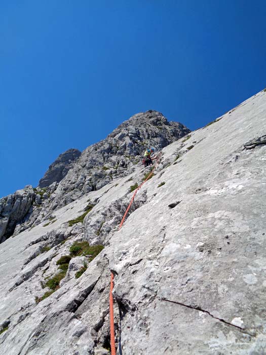 über schöne strukturierte Platten im 3. Grad gemütlich zwei Seillängen weiter, ...