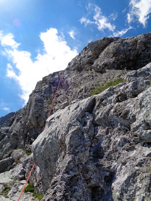 ... bis uns in der 16. SL eine „schöne steile Wandstelle“ wieder aus der Komfortzone holt; mit dem angegebenen 4. Grad kommen wir hier nicht zurecht, der Schlaghaken in der Mitte des Wandls lässt sich auch nicht finden, nur zum Beginn der Gaudi (am unteren Bildrand) lässt sich ein Friend anbringen; nach dieser Stelle auch bei weniger starker Mittagssonne trockener Mund garantiert