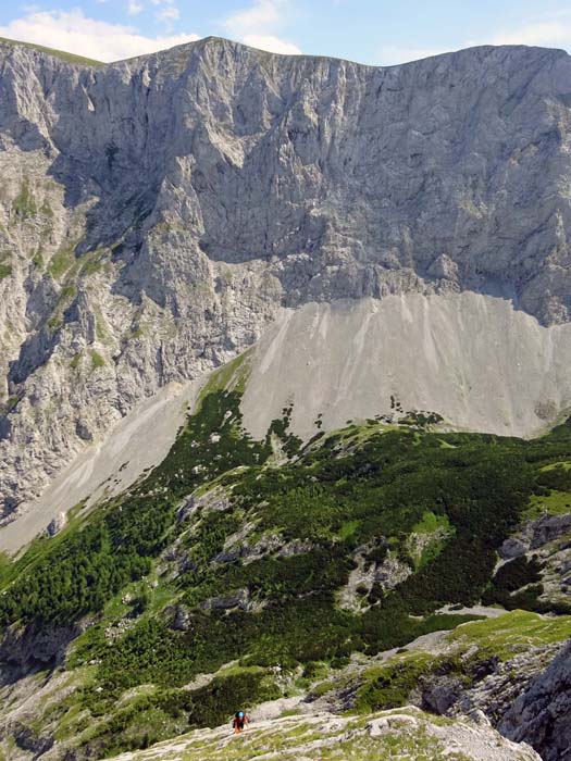 hoch über dem Oberen Ring: wir haben uns bereits in der Headwall gewähnt, doch zuvor folgen noch zwei Schrofenlängen; dahinter die Ringkarwand