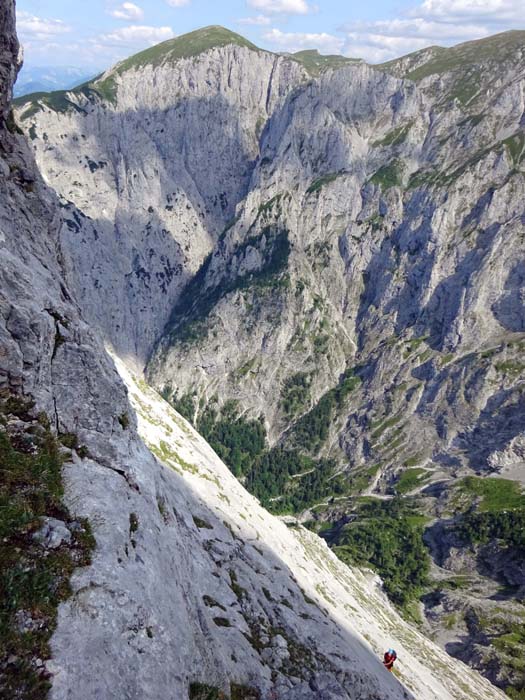 in der 13. Länge steilt das Gelände wieder merklich auf; dahinter die Hohe Weichsel und der „Bärengang“ (II) durch die Severinkogel-Nordwand in Bildmitte