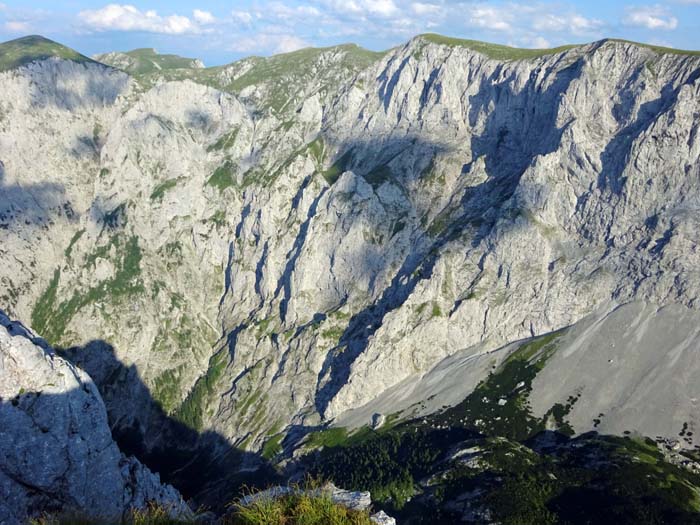 im Südosten das Plateau der Aflenzer Staritzen über den Ringen; der „Karrenweg“ (ebenfalls II) schleicht sich horizontal vom „Bärengang“ nach rechts in den Oberen Ring