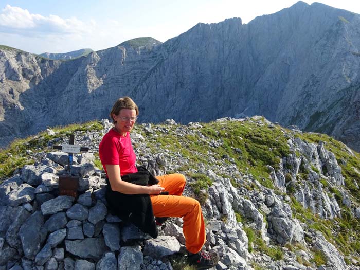 im SW die grüne Kuppe des Hutkogel und die mächtigen Ringkampwände; wer noch Zeit hat, geht über den Verbindungsgrat (II+) hinüber