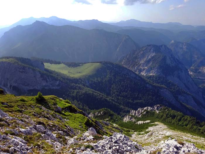 wir laufen die Rossleiten hinunter und steuern - Pfadfindernase hoch - die Edelbodenalm an