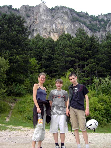 Ulli mit Miro und Raphael unter der Sonnenuhrwand, auf deren Spitze der Skywalk zu erkennen ist