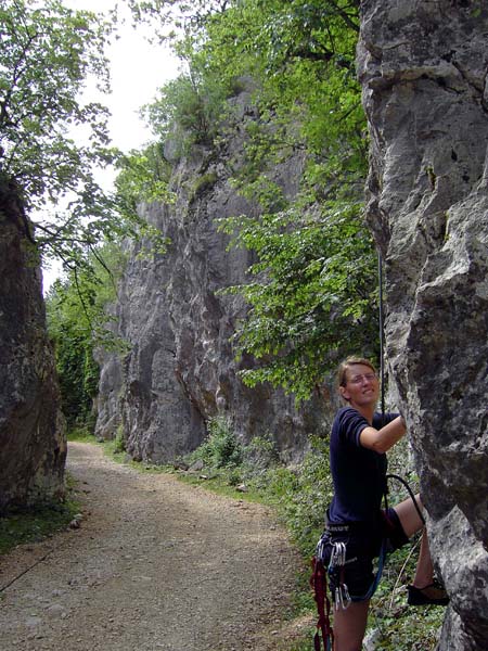 der Klettergarten Ćepić nutzt die Wände einer kleinen Schlucht, durch die ein Wirtschaftsweg führt