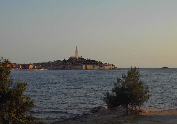 am Südrand des berühmten Touristenzieles Rovinj warten 100 Routen am oder knapp über dem Meer ...