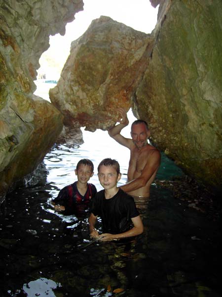 in die gruselige Durchgangshöhle steigt man oben über Land ein und schwimmt unten ins Meer hinaus