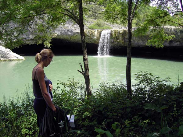 während sich Einsteiger links außerhalb des Bildrandes in den bis zu 10 m hohen Übungsrouten versuchen, finden die Athleten unter uns im breiten Maul unter dem Wasserfall ...