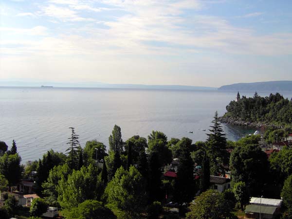 ... bieten nette Aussicht auf den kleinen Ferienort Medveja an der Kvarnerbucht