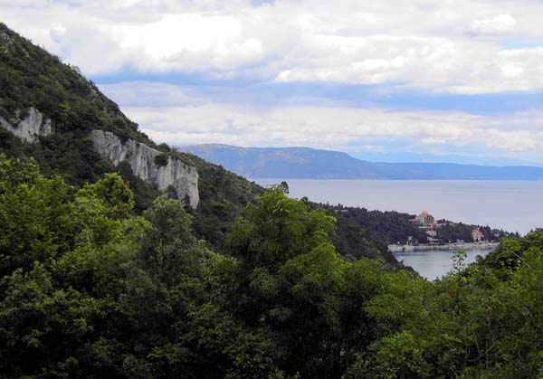 die Kletterfelsen oberhalb des Ferienortes Rabac, gegenüber die Insel Cres