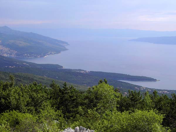 Blick vom Oštri gegen NO auf die Kvarnerbucht; links der Urlaubsort Rabac