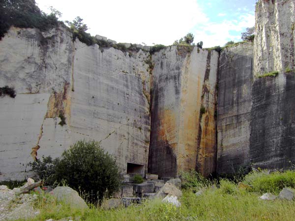 ... versteckt sich der alte Römersteinbruch von Vinkuran; ganz links der ausgebrochene Riss von Pukotina, rechts der Mitte die weiße Kante von Teta Zorka