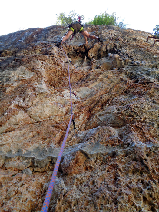 Erich in Rasputin 6b+, die tolle Route hängt bei 13 m Höhe 5 m über