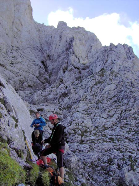 Ulli mit Birgit und Peter am Einstieg, rechts der NW-Grat; der Zustieg vom Wanderweg folgt - wie bei vielen berühmten Gesäusetouren - einem ausgewaschenen Wasserlauf, 2-3; in der benachbarten Schlucht gibt's noch mehr schöne, eingebohrte Routen