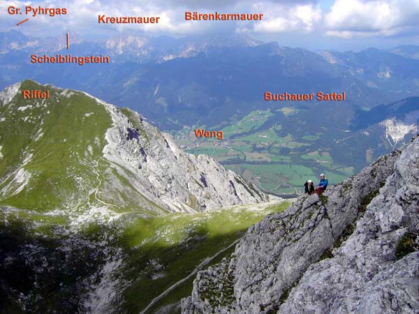 Birgit und Peter am 11. Stand, auf dem Ausstiegsgrat des Gämsenweges; Blick gegen NW auf die Hallermauern