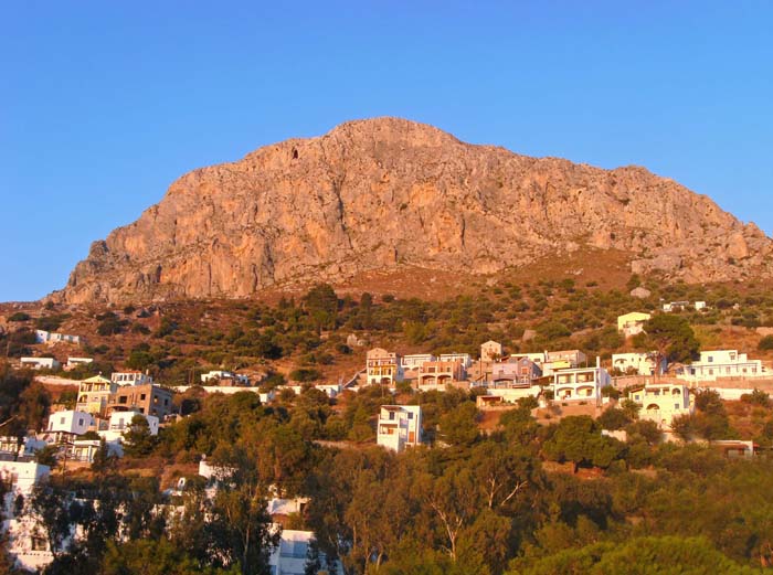 oberhalb der Terrasse unseres Studios in Myrties erhebt sich der Sektor Gerakios, durch den linken Wandteil führt die Via ferrata, ganz oben links der Mitte die Abseilhöhle