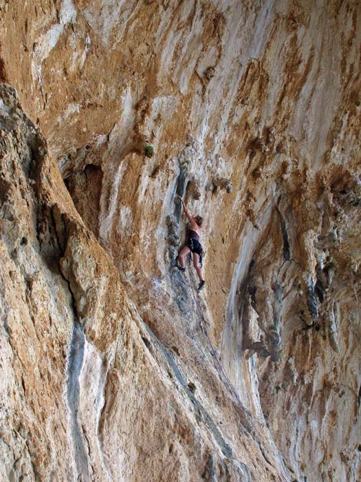 Ulli in Happy Girlfriend 5c+, der leichtesten Route in der Grande Grotta