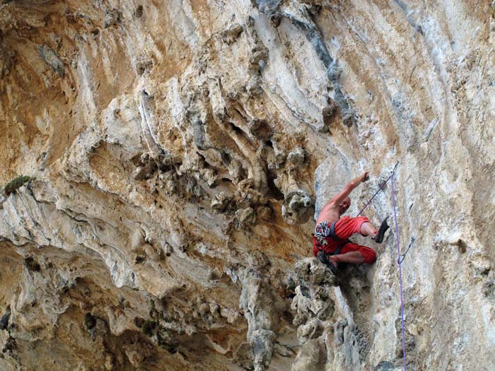 Erich in Monahiki Elia 6a+, links der Elefantenhimmel