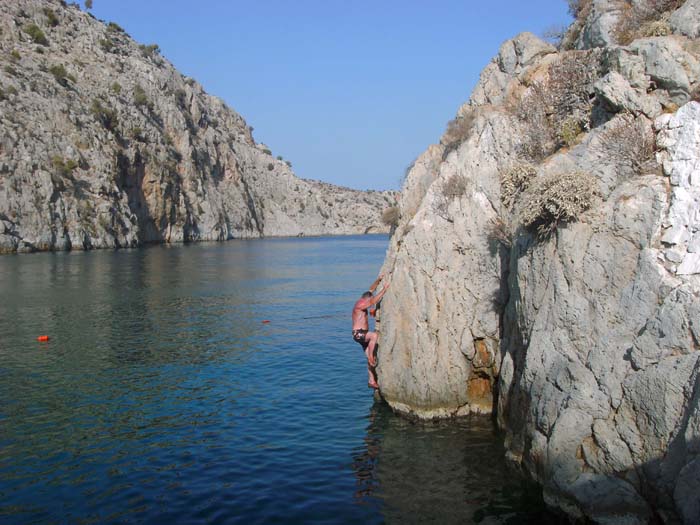 Erich in der 350 m langen Querung von Socratic Swimming Lessons 6a+ - 7a+ knapp über dem Wasserspiegel des Rinafjordes