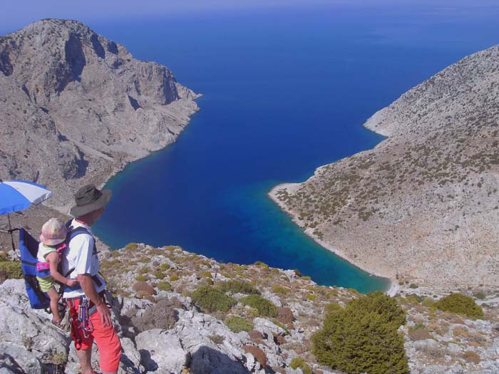 am Kastelas Nordsporn steigt man gegen die Pezondabucht ab ...