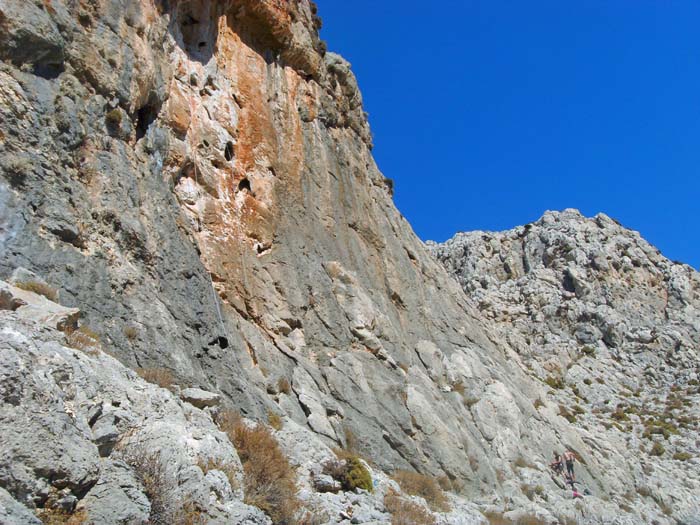 der Wandfuß des Sektor Palionisos Bay mit der runden Löcherroute ...