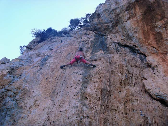 Spürnasen werden etwas weiter hinten noch diese zwei Routen entdecken (6b+ ...