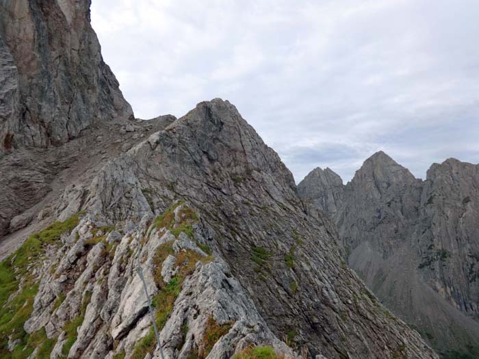 ... zu jener breiten Rampe, die im Hohen Törl gipfelt; Blick von den Zellinköpfen, deren kurzweilige Überschreitung auf der „Piccola Ferrata“ als Variante des Rudi Eller Wegs zu empfehlen ist