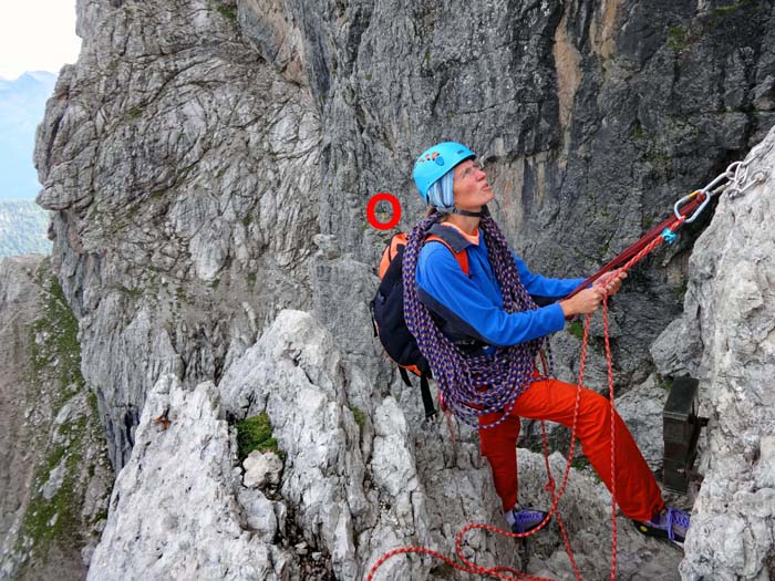 ... auf die Kantenschneide hinaus; hinter Ullis Rucksack ein Kletterer am 1. Stand der Route „Laserzgeischt“, 6, durch die SW-Wand der Gr. Laserzwand