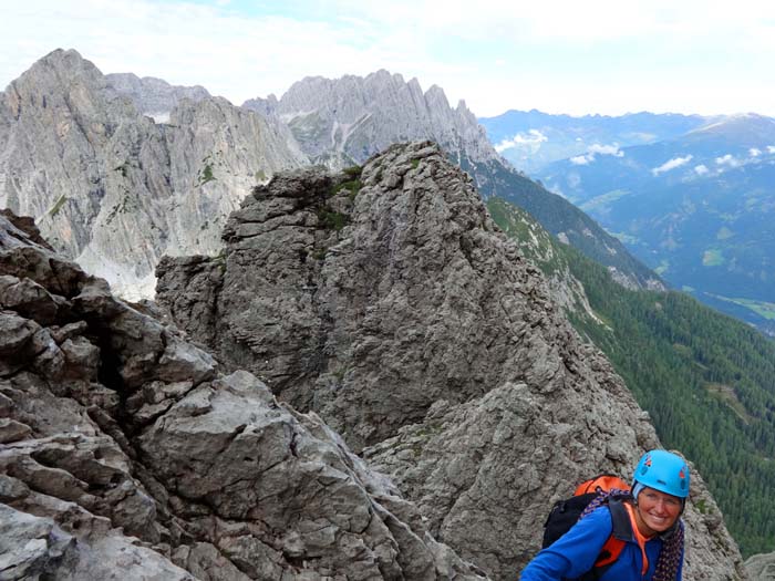 etwas weiter oben quert man noch einmal einen großen Gratturm in der Nordseite und betritt mittels Spreizschritt abermals die Kante - ...