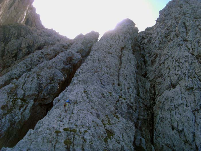 über einem deutlichen Absatz bäumt sich wie eine 100 m hohe Säule ...