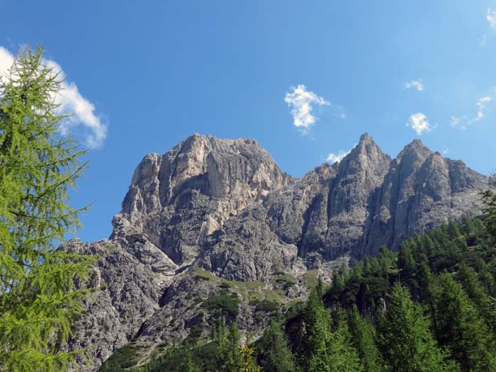 ... in Richtung Lienzer Dolomiten Hütte; ein letzter Blick auf die Bügeleisenkante genau in Bildmitte