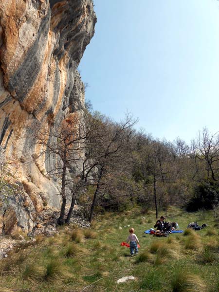 die familienfreundliche Wiese am Wandfuß des Klettergarten Zadvarje