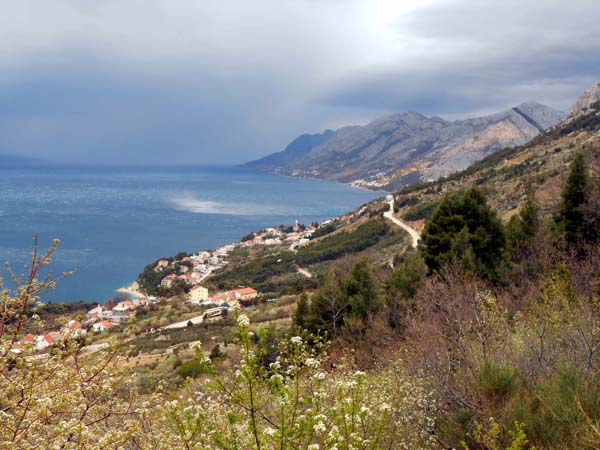 vom Wandfuß des Klettergarten Brela überblicken wir die Küstenlinie nach NW hinauf in Richtung der alten Seeräuberfeste Omiš