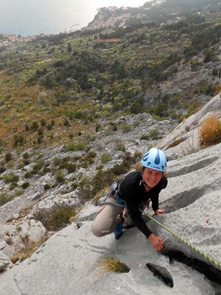 Hedi in der 2. SL von Bodri morning 5b, tief unten Brela