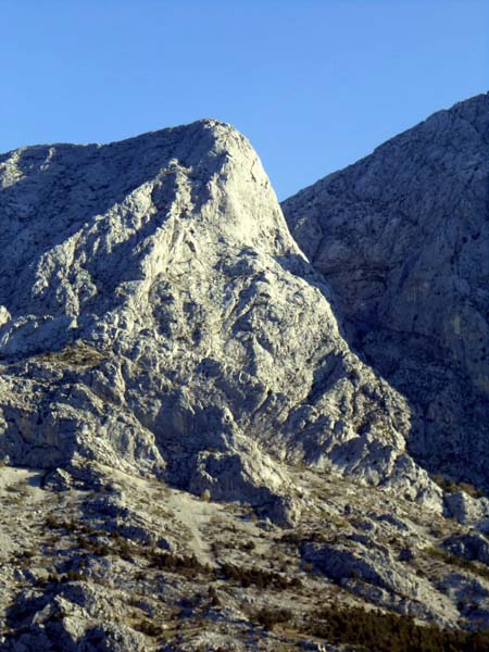 gleich oberhalb von Vrisove glavice ragt der Bukovac in den Himmel; durch seine 600 m hohe Südwand führt eine der längsten eingebohrten Touren des Biokovo: Dalmatinski san 6b, 19 Seillängen