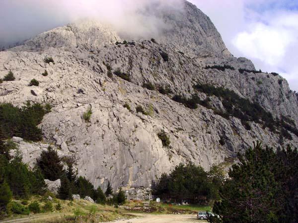 das beschauliche Plätzchen zwischen Meer und Felsen lohnt die etwas ruppige Auffahrt zum Rand des wildesten Abschnittes im Biokovo