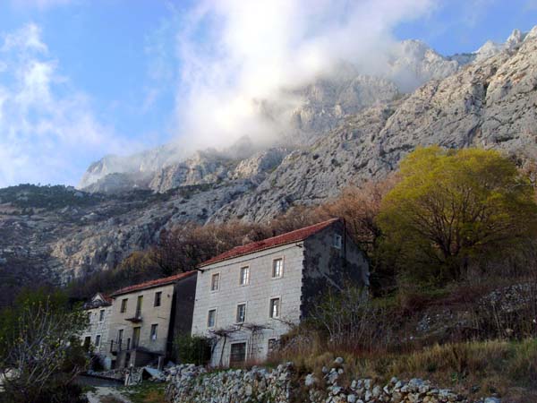 ... dem Weiler Baškovići; wer sein Auto liebt, parkt bereits hier und steigt am Wanderweg diagonal von links nach rechts hinauf ...