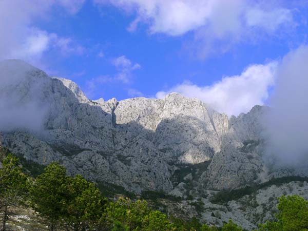 ... am Fuß der breiten grünen Zustiegsrinne unterhalb von Veliki Borovac (links) und Pajevina; dort oben warten knackige Routen bis zu zehn Seillängen