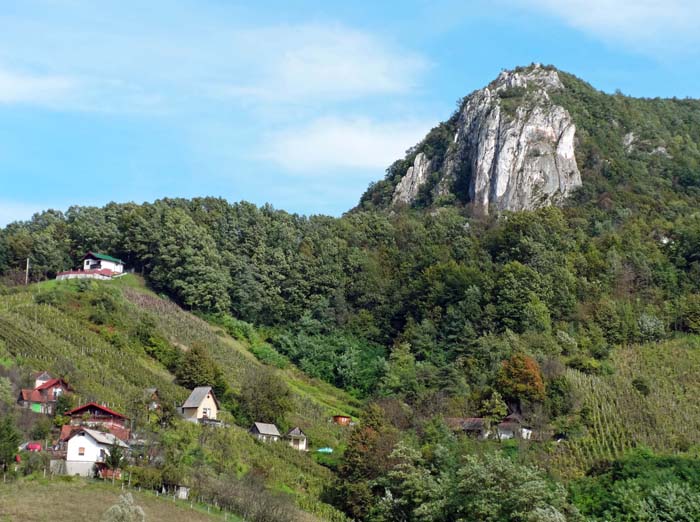 Velike pečine, ein Nebengipfel der Ravna gora, bietet gleich wenige Kilometer hinter der kroatischen Grenze eine Reihe von abwechslungsreichen, gut eingerichteten Klettereien bis zu 50 m Höhe; hier von W, aus der Ortschaft Cvetlin