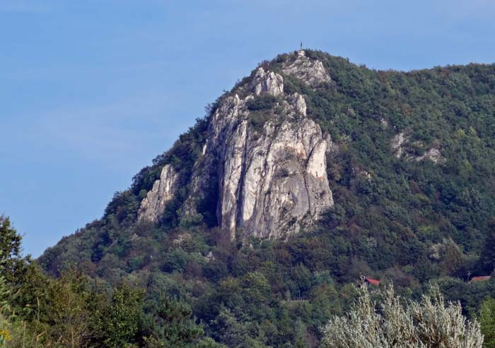 das Klettergebiet Ravna gora von W; links der kleine Sektor Žutica mit 5 Routen im 5. und 6. Franzosengrad, in Bildmitte die Große Wand, rechts hinterm Eck verborgen der Sektor Jaruga und der Beginn des Klettersteiges zum Gipfelkreuz der Velike pečine