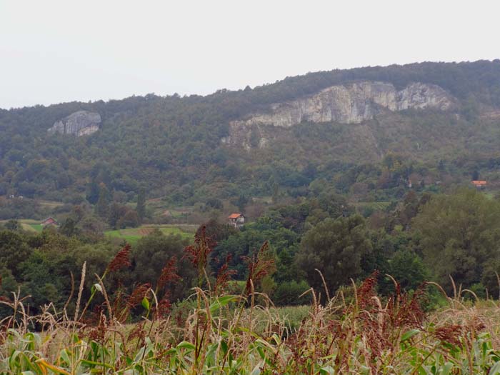 der Klettergarten Pokojec von W (Gornje Podrute), links der kleinere Sektor Veliki kamen