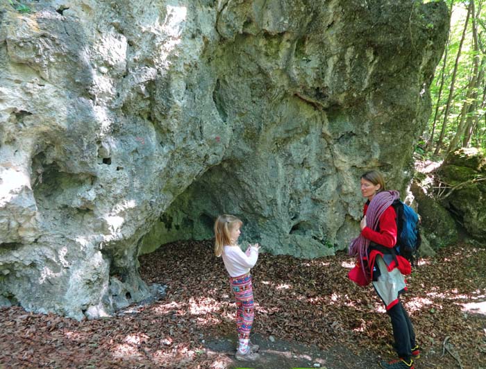 etwas weiter talaus über der anderen Bachseite der kleine Sektor B (die Wand ist nicht viel abgeschnitten) mit fünf 8-m-Kurzrouten (4b bis 6a+); das Plätzchen selbst ist kinderfreundlich, der Zustieg nicht