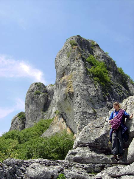 den Aufstieg wird aber sicher niemand bereuen; hier ein besonders schöner Aussichtspunkt an den sö. Vorfelsen mit Blick auf die Ebene und die Rückseite des Velebit